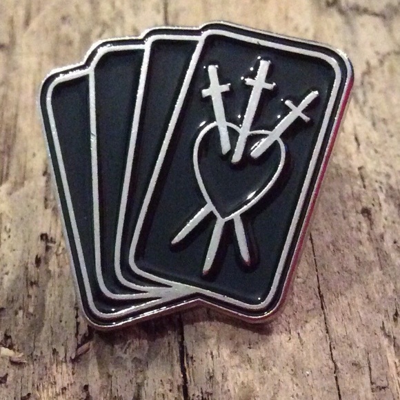 Jewelry - 🎉 New Tarot Cards Dagger Hearts pin